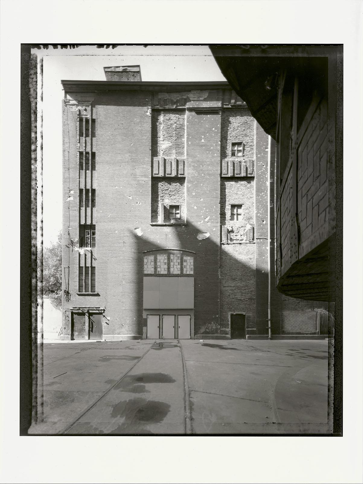Harf Zimmermann, THE E, Edition & Special Edition, Silbergelatine, Handabzüge des Künstlers, gestempelt, nummeriert und signiert auf der Rückseite, Harf Zimmermann, THE E, E-Werk, Berlin Mitte, Kraftwerk, Umspannwerk, Location, Eventlocation, Club, Backstein, Industriebau, Bauwerk, Wilhelmstrasse, Schwarzweiß Fotografie, schwarzweiß Fotos, Handprint, Fotograf Dresden, Fotograf Berlin, Internationaler Fotograf, Großformat-Fotografie, Kunsteditionen
Fine Art Photography
Special Edition


