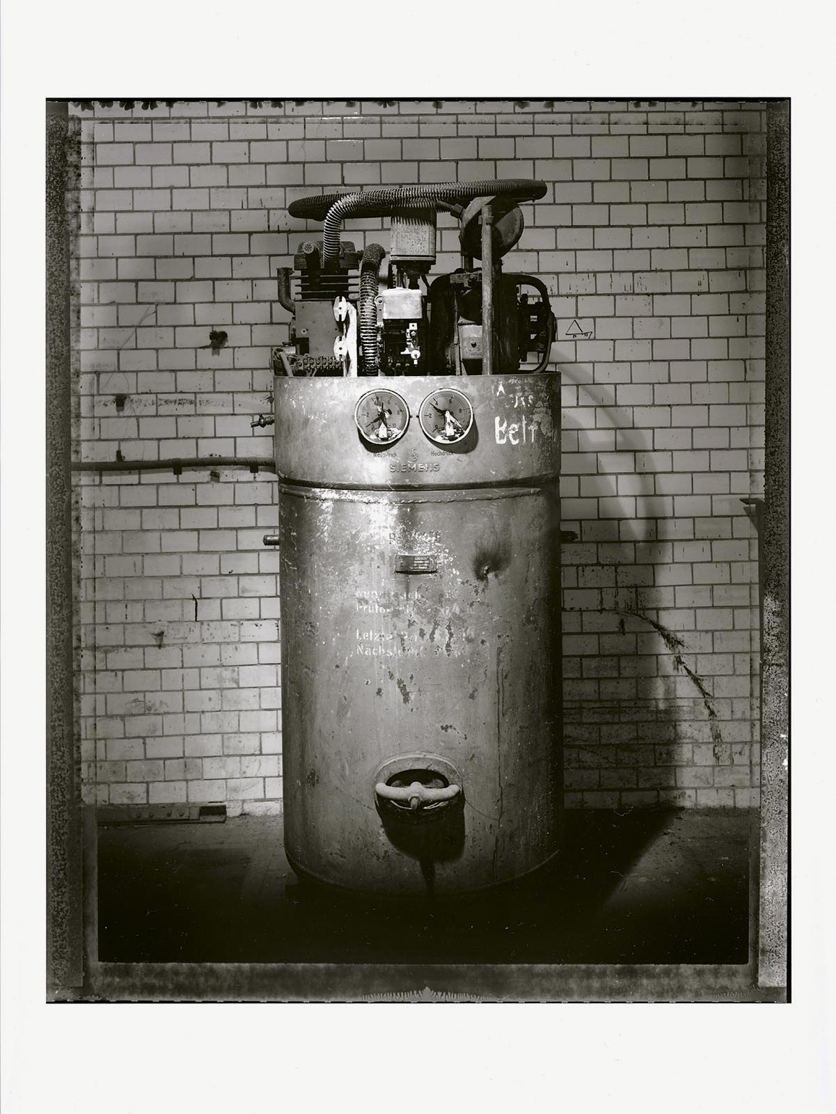 Harf Zimmermann, THE E, Edition & Special Edition, Silbergelatine, Handabzüge des Künstlers, gestempelt, nummeriert und signiert auf der Rückseite, Harf Zimmermann, THE E, E-Werk, Berlin Mitte, Kraftwerk, Umspannwerk, Location, Eventlocation, Club, Backstein, Industriebau, Bauwerk, Wilhelmstrasse, Schwarzweiß Fotografie, schwarzweiß Fotos, Handprint, Fotograf Dresden, Fotograf Berlin, Internationaler Fotograf, Großformat-Fotografie, Kunstfotografie
Fotokunst
Kunst für Zuhause
Kunsteditionen
fine art photo

