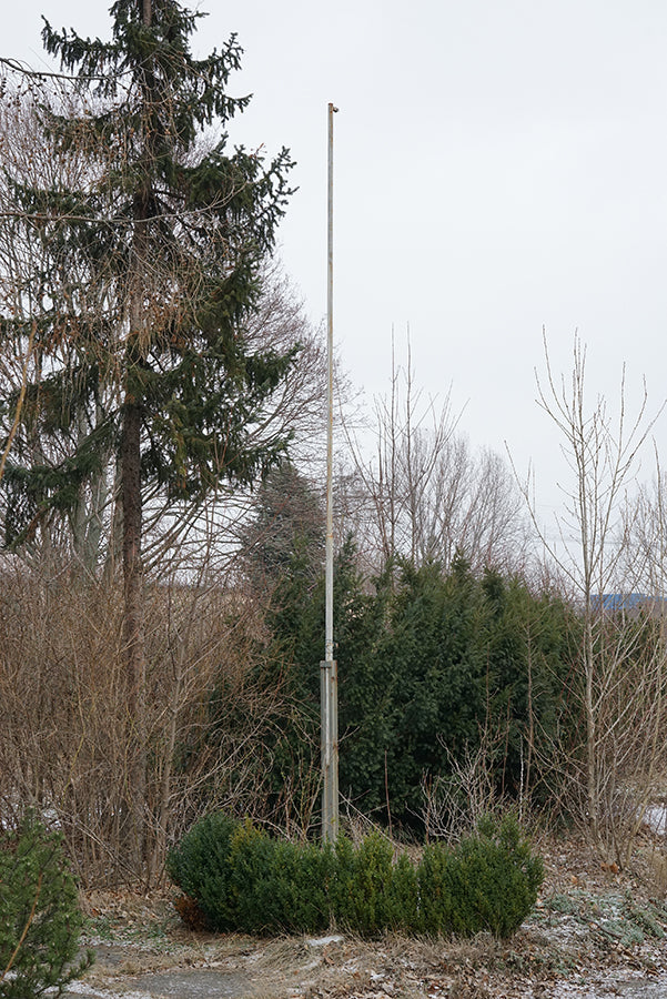 Christof Zwiener, “Nach 1990 – Fokus Fahnenmast“, 25 years of solitude – #305, Marzahn . Alte Rhinstr. 16, 2011 - 2015, Stadtfotografie, konzeptuelle Fotografie, verschiedene Medien, Röntgenbild, Unikat, Transformationsprozesse, DDR Fahnenmasten, Raimund Kummer, Bogomir Ecker, HBK Hochschule für Bildende Künste Braunschweig, 