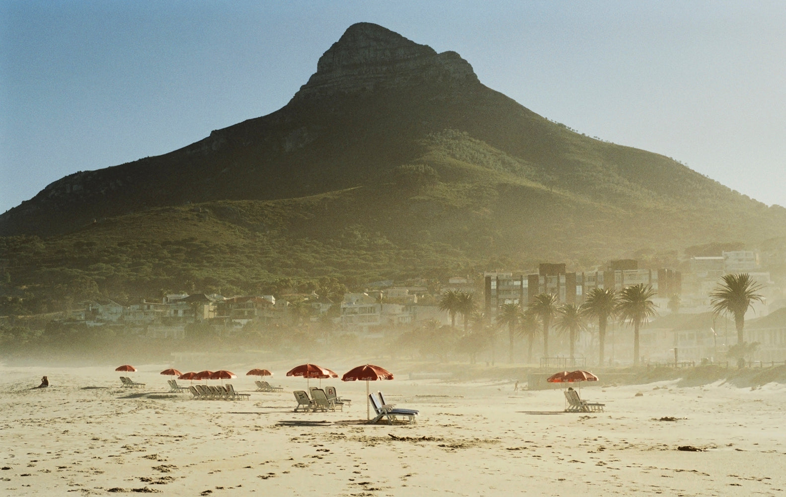 Ulrike Kolb, o.T. Landschaft, Stimmung, glückhafter Augenblick, bliss, zivilisatorischen Schnitte, Bayern, Brandenburg, Südafrika, Schwimmbecken, Swimmingpool, Bergpanorama, Joachim Brohm, HGB Leipzig, Bayerischen Staatsgemäldesammlung, Loris Galerie, EIKON, Museum für Angewandte Kunst Gera, Museum Berggruen