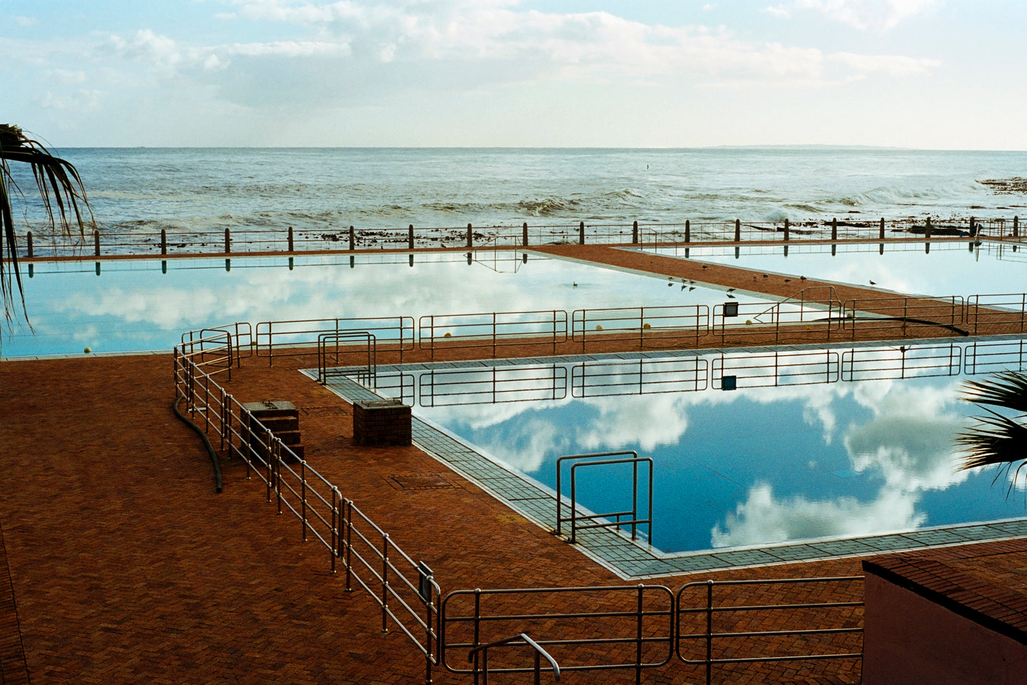 Ulrike Kolb, o.T. Landschaft, Stimmung, glückhafter Augenblick, bliss, zivilisatorischen Schnitte, Bayern, Brandenburg, Südafrika, Schwimmbecken, Swimmingpool, Bergpanorama, Joachim Brohm, HGB Leipzig, Bayerischen Staatsgemäldesammlung, Loris Galerie, EIKON, Museum für Angewandte Kunst Gera, Museum Berggruen