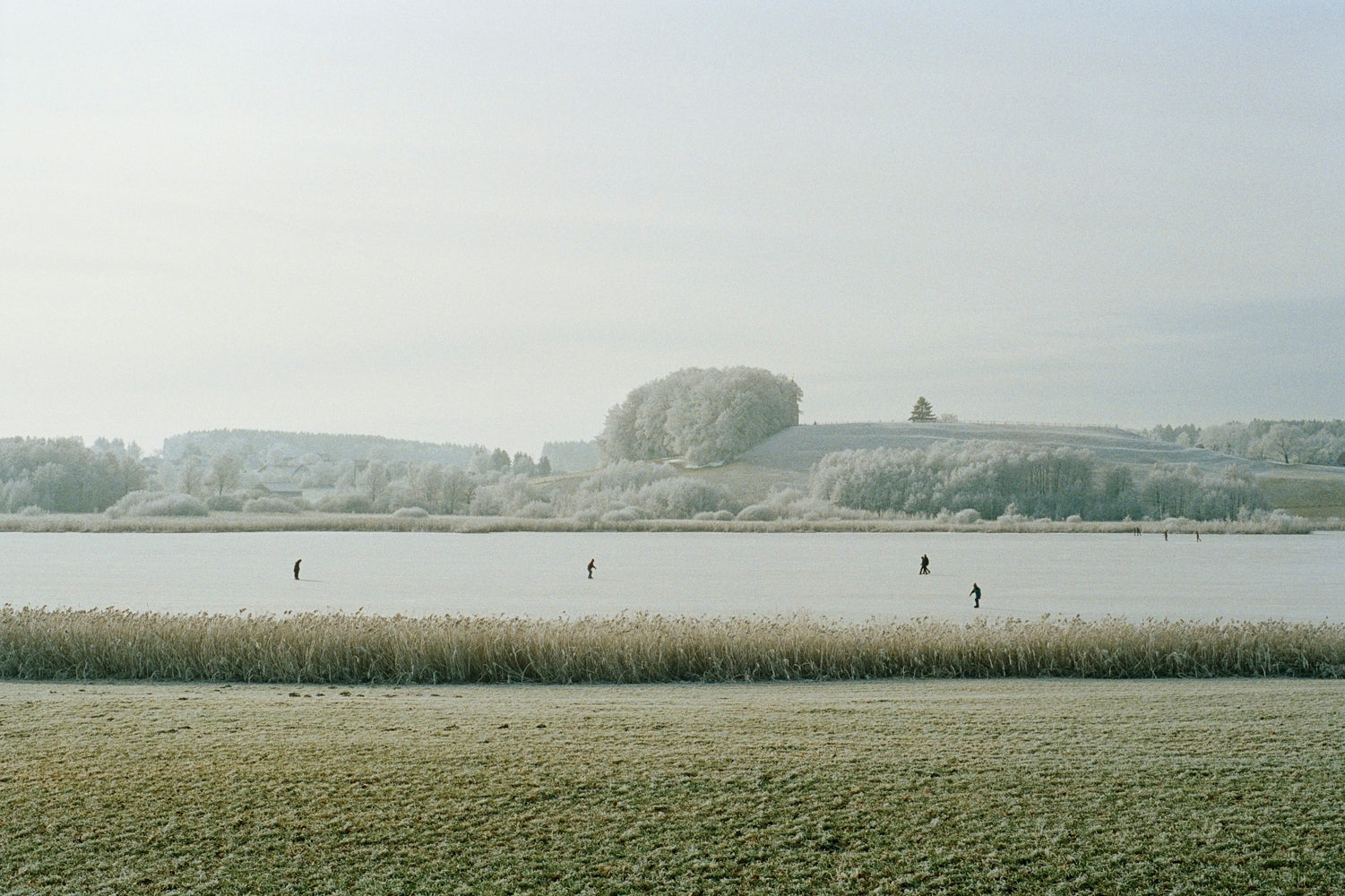 Ulrike Kolb, o.T. Landschaft, Stimmung, glückhafter Augenblick, bliss, zivilisatorischen Schnitte, Bayern, Brandenburg, Südafrika, Schwimmbecken, Swimmingpool, Bergpanorama, Joachim Brohm, HGB Leipzig, Bayerischen Staatsgemäldesammlung, Loris Galerie, EIKON, Museum für Angewandte Kunst Gera, Museum Berggruen
