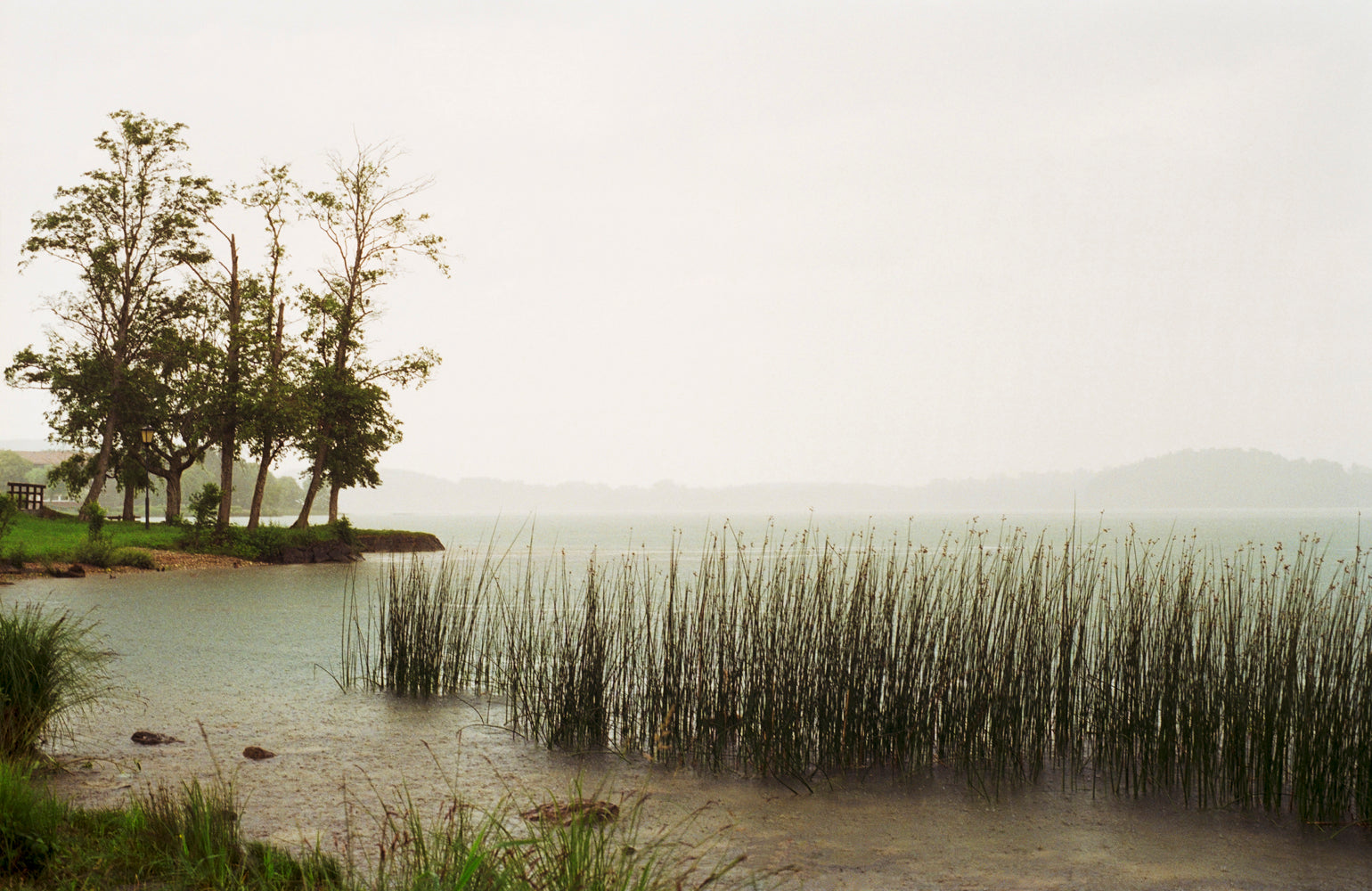 Ulrike Kolb, o.T. Landschaft, Stimmung, glückhafter Augenblick, bliss, zivilisatorischen Schnitte, Bayern, Brandenburg, Südafrika, Schwimmbecken, Swimmingpool, Bergpanorama, Joachim Brohm, HGB Leipzig, Bayerischen Staatsgemäldesammlung, Loris Galerie, EIKON, Museum für Angewandte Kunst Gera, Museum Berggruen